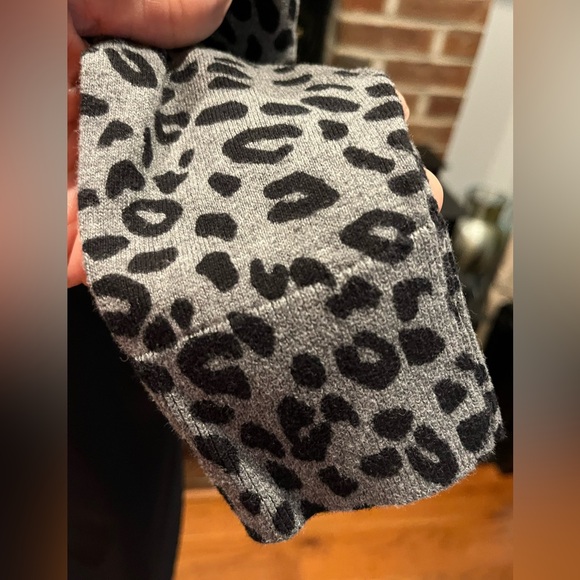 🔥Loft Hi/Lo V-Neck Leopard Print Sweater Size:S Color:Black and Gray - Picture 5 of 9